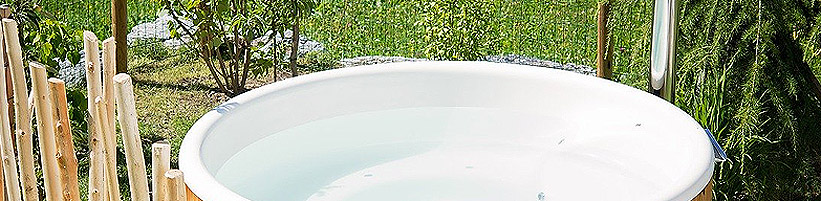 Bild: Pixabay.com © Pezibear CCO Public Domain: Ein Whirlpool im Garten sorgt für luxuriöse Entspannung.