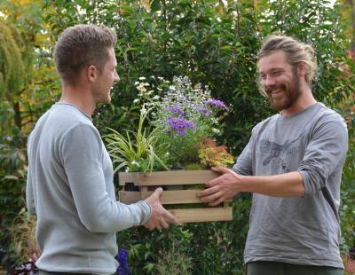 Geschenke für Macher (Stadt-)Gärtnern ist hipp, entsprechend groß ist die Begeisterung über neue Gartenbewohner und Balkonkastenbesetzer. (Bildnachweis: GMH/Herb Allgaier)