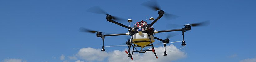 Drohne auf dem Prüfstand für die Messung der Querverteilung. (Foto: Thomas Anken, Agroscope)