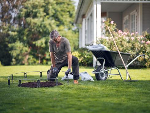 Bild Husqvarna: Rasenfläche und Biodiversität schliessen sich nicht aus. Wer in bestehenden Installationen temporäre Blumeninseln schaffen will, kann diese mit eingesteckten Trennelementen einfassen. So erkennt der Automower, wo der Rasen aufhört und wo die Blumenrabatte beginnt.