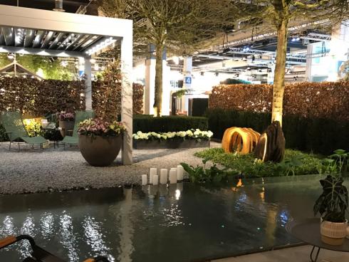 Bild garten.ch: Diese Pergola ist witterungsbeständig und hält bei Bedarf den Regen ab.