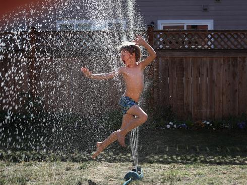 Bild Johan Bos from Pexels: Das Nützliche mit Spass kombiniert. Kinder geniessen es, wenn Wasser im Spiel ist. 