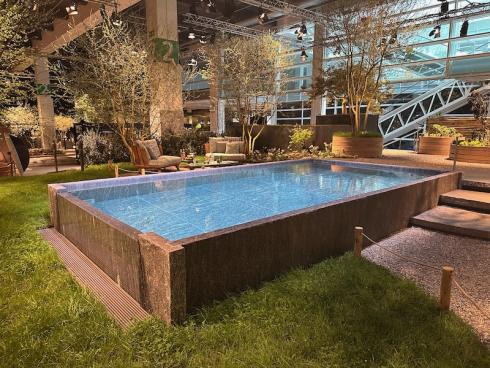 Bild garten.ch: Ein Pool aus Clanaca Gneis, 18 Tonnen schwer, gebaut für die Ewigkeit. 