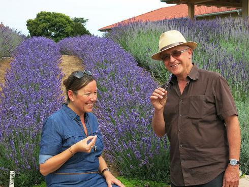 Foto GPP: Klaus Schlosser (r.) vom Kräutergarten Klostermühle in Edenkoben. An keiner anderen Stelle in Deutschland wachsen so viele Downderry und andere Lavendel wie auf diesem gärtnerischen Kleinod in der Südpfalz. 