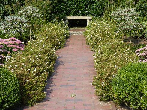 Foto: BGL. - Anders als in den grossen barocken Anlagen ist der 'Point de vue' im privaten Garten erheblich kleiner, doch nicht weniger eindrucksvoll. So lässt sich beispielsweise eine Bank wunderbar in Szene setzen.