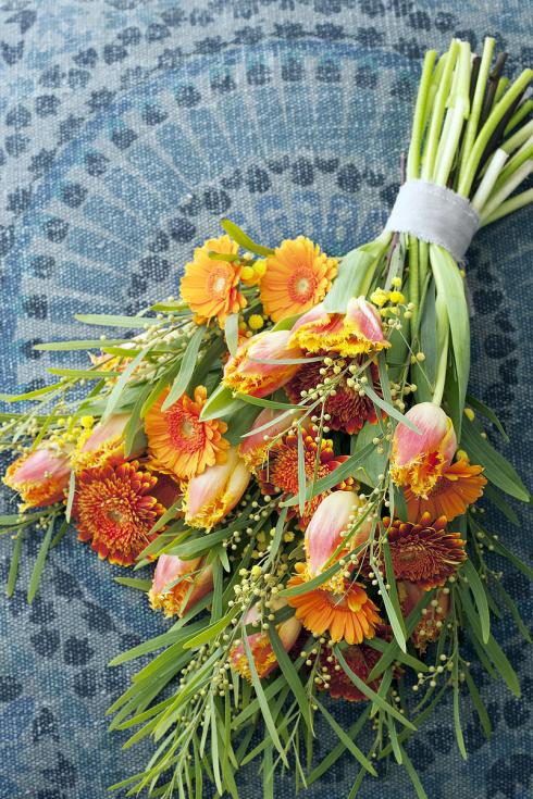 Foto TulpenZeit: Ausserordentlich harmonisch wirkt ein Arrangement, wenn die Blütenfarben der verschiedenen Schnittblumen aus derselben Farbfamilie stammen. Hier sind es Gerbera und gefranste Tulpen.