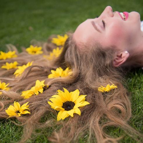 Foto Sunsation: Sommerfeeling pur zieht in den Sozialen Netzwerken! Also ab auf die grüne Wiese und Sonnenblumenblüten ins Haar drapieren. Das ergibt den perfekten Shot!