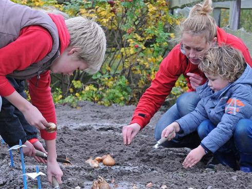 Foto: fluwel.de. - Blumenzwiebeln pflanzen ist kinderleicht: Man braucht lediglich ein kleines Schäufelchen und wetterfeste Kleidung.