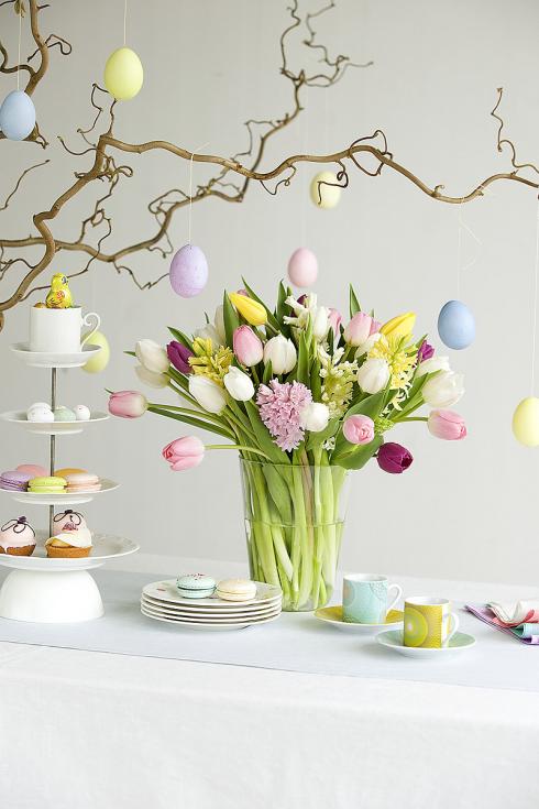 Foto: TulpenZeit/ibulb. - Auch mit anderen Frühblühern wie beispielsweise Hyazinthen lassen sich Tulpen in der Vase wunderbar kombinieren. Wer es verspielter mag, wählt für die Kaffeetafel Blüten in zarten Pastelltönen. 