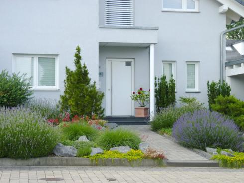 Foto BGL: Findlinge lassen sich auch wunderbar als Blickfang positionieren - wichtig ist, dass die Steine nie die Hauptrolle spielen, sondern den Pflanzen ausreichend Raum zum Wachsen und Blühen lassen.&quot;