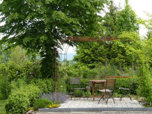 Foto BGL:  Neben Sonnenschirm, Markise und Sonnensegel ist auch die gekonnte Platzierung von Gewächsen wie grossen Bäumen oder Kletterpflanzen eine schöne Möglichkeit, Sitzplätze im Garten zu beschatten und so ein Klima zu schaffen, in dem es sich gut und gerne aushalten lässt.