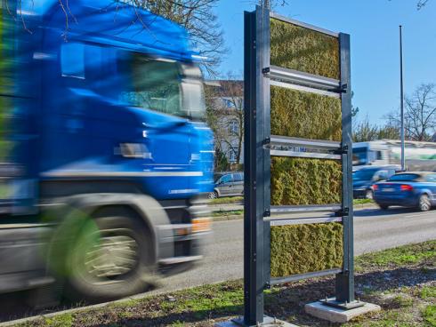 Bild Ed. Züblin AG-Tom Philippi: Während der letzten drei Jahre wurde das modulare, begrünte Wandsystem unter realen Umweltbedingungen an verkehrsreichen Strassen in Ludwigsburg und Stuttgart getestet.