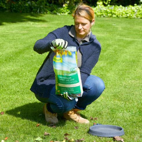 Bild Hauert Manna: Für den Rasen gehört die herbstliche Düngergabe zu den wichtigsten Pflegemaﬂnahmen des Jahres. Aber aufgepasst: In seiner Zusammensetzung sollte sich das Produkt deutlich von den Frühjahrs- und Sommerdüngern unterscheiden. 