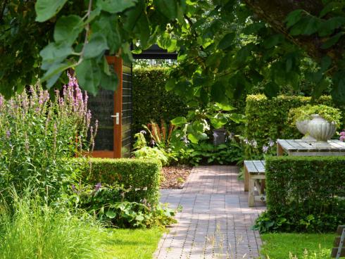 Bild Appeltern: Ein Garten, der vom Haus oder der Terrasse aus komplett einsehbar ist, wirkt laut  Ben van Ooijen eher langweilig. Platziert man jedoch auch inmitten der Fläche Sträucher, Hausbäume oder Hecken, entstehen Räume mit Gemütlichkeit.