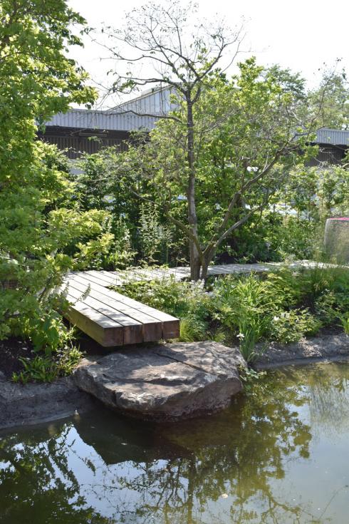 Bild BGL: Möglichkeiten, im Garten Regenwasser zu speichern, um es bei Bedarf für die Bewässerung zu nutzen, gibt es viele. Die einfachste Lösung ist ein Regenfass mit Zulauf aus der Dachrinne. Steht genügend Platz zur Verfügung, kann auch ein Teich in den Garten integriert werden.