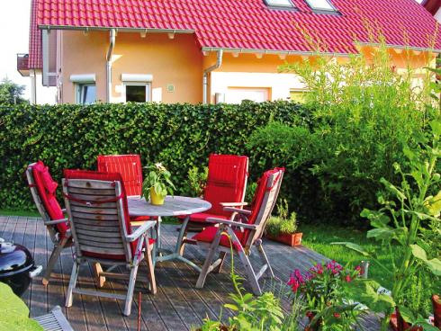 Foto: Helix. - Da die Module der 'Hecke am laufenden Meter' sehr schmal sind, lassen sich damit Grundstücke äußerst platzsparend nach außen abgrenzen. 