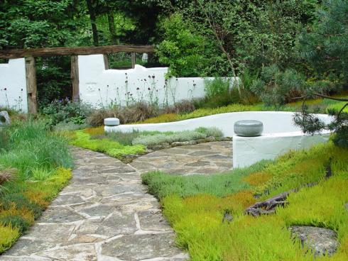 Foto: BGL. - Auch zur Pflasterung von Gartenwegen kommt immer öfter Naturstein zum Einsatz: Gut geplant und fachgerecht eingebaut, entstehen so dauerhafte und ganzjährig nutzbare Gartenräume.