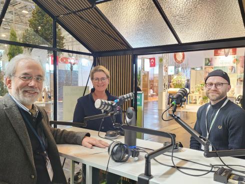 Foto: klimafarmer. - Nachhaltigkeit, Umweltschutz und Klimaanpassung waren auch wichtige Themen auf der Internationalen Pflanzen Messe (IPM) Ende Januar 2025 in Essen. Dort entstand für den Podcast &quot;CHLOROPHYLL - Der Wirkstoff Grün&quot; eine Folge zu den Themen Pflanzerde und Nachhaltigkeit im grünen Sektor.
