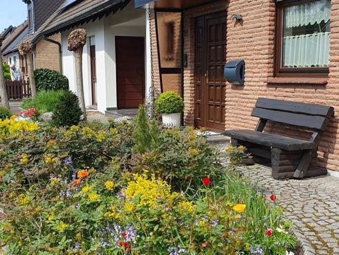 Foto: BGL. - Bei einer abwechslungsreichen Pflanzgestaltung zeigt der Vorgarten die Jahreszeiten blütenprächtig an. Hier ruft er Frühling und entlockt dem ein oder anderen Spaziergänger sicher ein lobendes Wort - das zu einer kurzweiligen Unterhaltung führen kann.