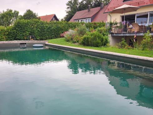 Bild BGL: Genau wie Schwimmteiche ermöglichen Natur-Pools - oft auch Bio-Pools genannt - Badevergnügen ganz ohne Verwendung von Desinfektionsmitteln. Hier kommt aber deutlich mehr Technik zum Einsatz. 