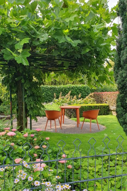 Foto: BGL. - An heissen Sommertagen ist es wichtig, dass der Garten über ausreichend schattige Plätze verfügt, an die man sich zurückziehen und unter dem angenehmen Blätterdach eines Baumes entspannen kann.
