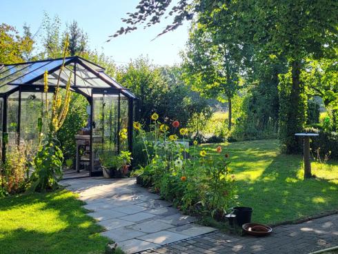 Bild BOMA: Ein Gewächshaus ist aktuell ein reich gedeckter Tisch - und präsentiert sich im Garten auch noch richtig gut!