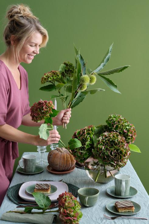 Bild Magical Hydrangea: Für die Erntedanktafel kann man aus der Fülle der Natur schöpfen: Esskastanienzweige und Hortensien machen sich wunderbar zusammen in einer Vase. Der herbstliche Kürbis wirkt zwischen dem eleganten Geschirr wie ein Kunstwerk.