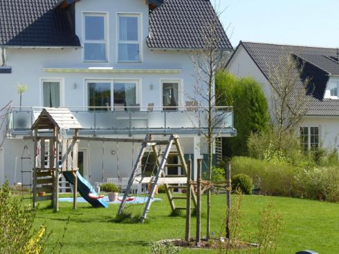Foto: BGL. – Bei jungen Familien wird der Garten zum privaten Spielplatz, aber auch zum Naturerfahrungs- und Erlebnisraum, der Erziehung, Ernährung und Bewegung miteinander verbindet.