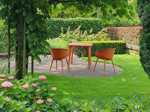 Foto: BGL. – Im mittleren Alter wird der Garten mehr und mehr zu einem Ort der Begegnung, Erholung und des Genusses.