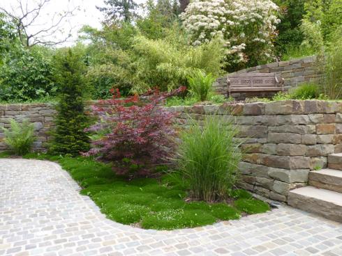 Bild BGL: Durch das Anlegen mehrerer, gestufter Ebenen entstehen horizontale Flächen, die sich perfekt für Rasen, Sitzplätze oder Pflanzbeete eignen.