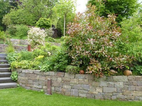 Bild BGL: Wichtig ist die professionelle Bepflanzung mit Gehölzen, Gräsern und Stauden, die der Hangsicherung dienen und zugleich attraktive Begleiter für Sitzplätze mit Weitblick sind.