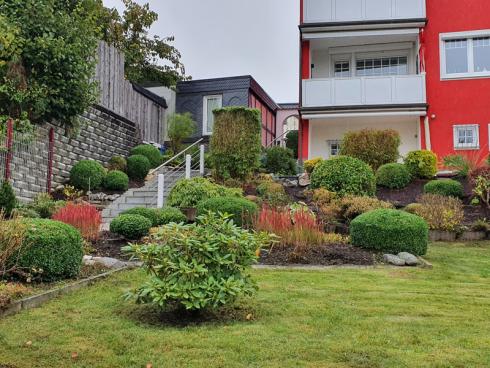 Bild BGL: Bei leichtem Gefälle lässt sich der Vorgarten genauso planen wie in der Ebene.