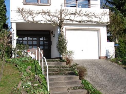 Bild BGL: Gerade auch im Vorgarten ist es nun nach dem Winter wichtig, die Treppen und Zuwege auf Trittsicherheit und Festigkeit zu kontrollieren.