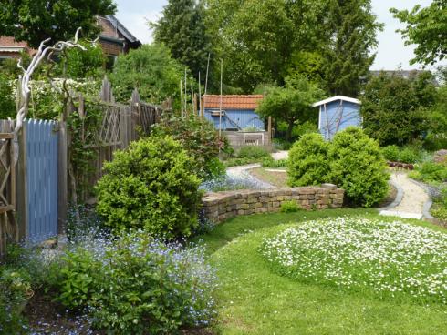 Bild BGL: Die Umgestaltung eines Teils des Rasens - zum Beispiel durch Vergröﬂerung der Randbeete -  hat mehrere Vorteile, wobei es auch für den verbleibenden Rasen lohnt, ökologische Aspekte zu bedenken.