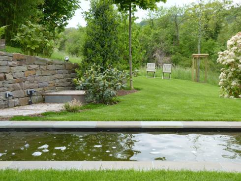 Bild BGL: Angesichts häufiger Trockenphasen und steigender Wasserpreise empfehlen Landschaftsgärtner*innen, den Dachabfluss und nach Möglichkeit auch das Regenwasser von Einfahrt und Terrasse aufzufangen und im Garten zu nutzen.