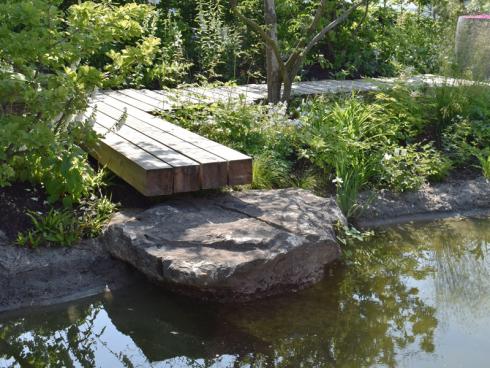 Bild BGL: Ein Gartenteich schafft einen hohen gestalterischen Wert, wird zugleich zum attraktiven Lebensraum für Pflanzen und Tiere und fördert so die Artenvielfalt im direkten Lebensumfeld.