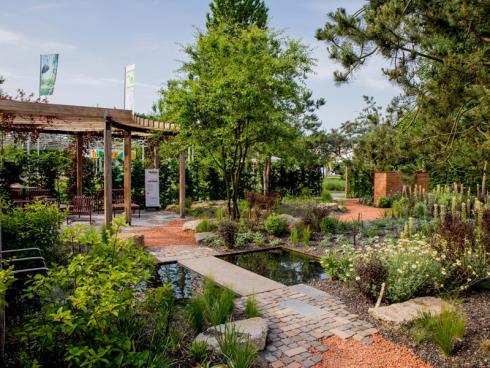 Bild VGL NRW: In dem vom VGL NRW-Mitgliedsbetrieb Cremes Gartengestaltung aus Grevenbroich gebauten Garten "Kreislauf" wird sichtbar, wie sich neue Gestaltungsideen mit nachhaltigem Anspruch verbinden lassen.