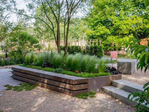 Foto: Bild VGL NRW: Der vom Unternehmen Fonken GaLaBau aus Grevenbroich gebaute Garten "Auf den Punkt - Natur spüren und geniessen" lädt dazu ein, die positive Wirkung von Pflanzen, Strukturen und Atmosphäre zu erleben.