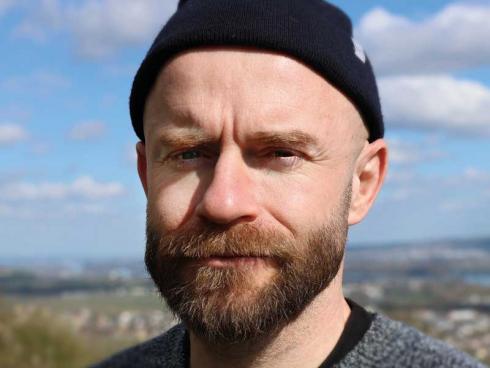 Bild klimafarmer: Klimafarmer Ron Richter: "Jeder erfolgreich etablierte Baum beginnt früher mit der Erbringung seiner Ökosystemleistungen. Er kühlt die Stadt, speichert Kohlenstoff, filtert Luftschadstoffe, hält Niederschlagswasser zurück und fördert die Biodiversität."