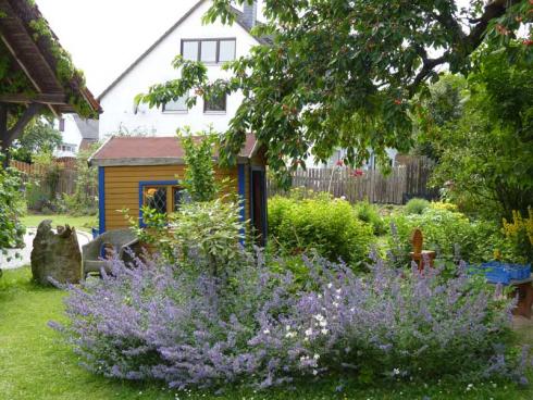 Bild BGL: Bepflanzte Beete, windabweisende und schattenspendende Hecken und grosse Gehölze sind wichtige Trittsteine im Biotopverbund und bieten den Raum für erholsame Stunden im Garten.