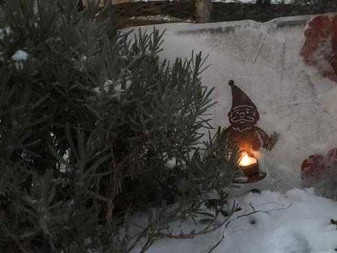 Bild garten.ch: Eisscheibe aus Kuchenblech mit Blättern und Blechzwerg mit LED-Kerze.