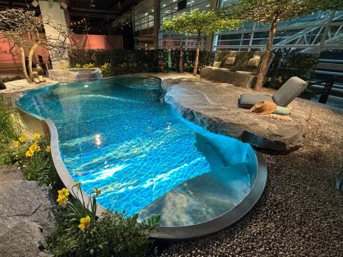 Trotz Wassermangel in den vergangenen Sommern, ein Pool ist immer ein gutes Verkaufsargument für einen neuen Garten.