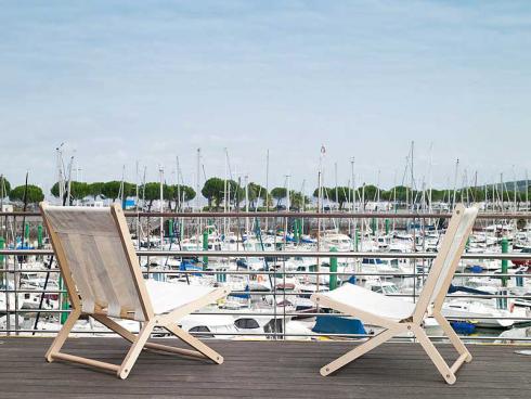 Sonnenanbeter: Auf diesen coolen Deck Chairs aus rezyklierten Segelstoffen des spanischen Labels «Dvelas» ist ein Platz an der Sonne gewiss. Zu sehen auf der Giardina bei mygarden. (Bild: Dvelas)