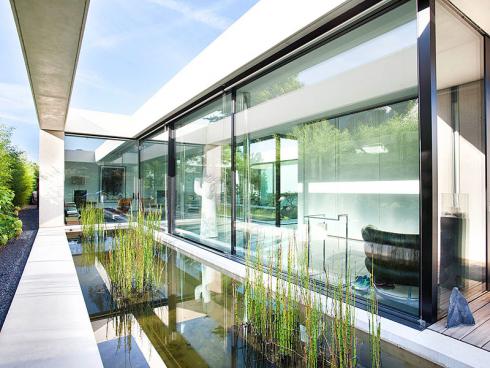 Grosse Fensterfronten verbinden Innen und Aussen und öffnen den Blick auf ein raffiniert gestaltetes Stück Natur im Kleinen. Bild: Enea Landscape Architecture