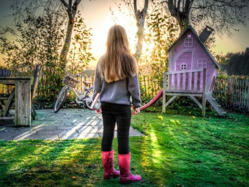 Bild @Skitterphoto (CCO-Lizenz) / pixabay.com: Ein Dach, ein trockener Platz und etwas Privatsphäre schätzen Kinder im Garten.