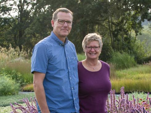 Kordula Becker führt die Gärtnerei „Stauden Becker“ in Dinslaken gemeinsam mit ih-rem Mann Martin seit über 30 Jahren. Unter den über 2000 Staudenarten und -sorten sind viele nicht nur schön, sondern auch für Insekten wertvoll. So wie die Duftnessel (Agastache), die unter anderem Schmetterlinge und Bienen anzieht. (Bildnachweis: GMH/Marion Nickig)