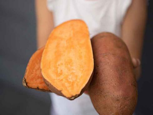 Die süsslichen Knollen lassen sich vielseitig verarbeiten, sowohl als Pommes, Chips oder Püree, schmecken sie nicht nur Kindern. (Bildnachweis: GMH)