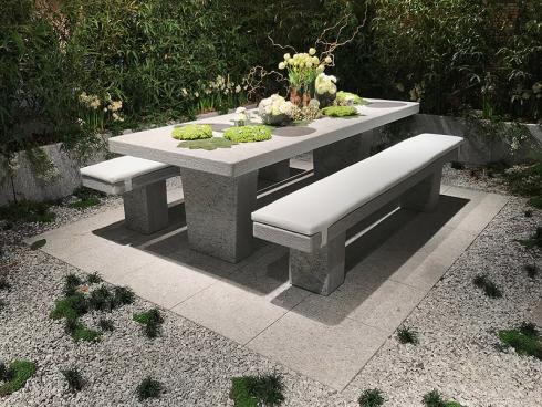 Bild garten.ch: Ein Granittisch und Granitbank hat soviel Eigenewicht, dass er kaum von Dieben mitgenommen wird.