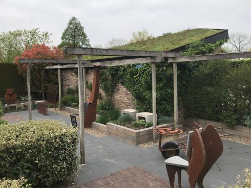 Bild garten.ch: Einfache Holzkonstruktion bietet viel Himmel aber wenig Schutz bei starker Sonne oder Regen.