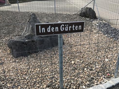 Bild garten.ch: Kaum zu überbietender Kontrast Strassenname vs Vorgarten